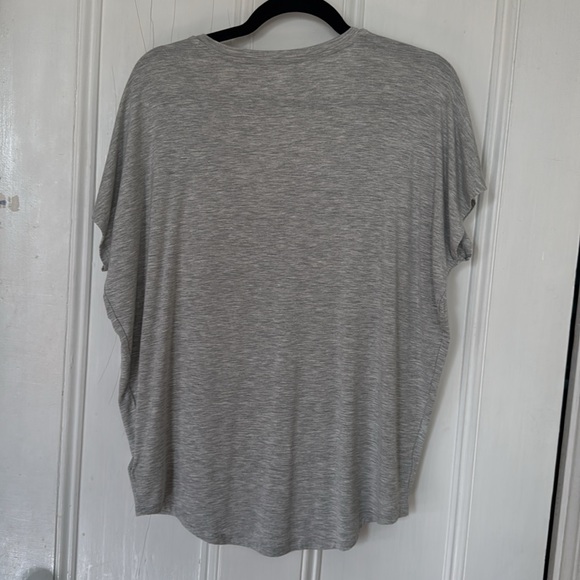 NWOT Express Relaxed V-Neck London Tee - Picture 4 of 5